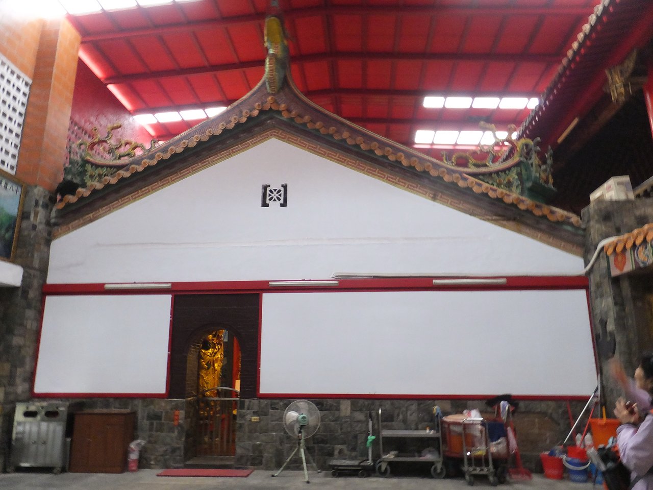 宝藏岩聚落全景，依山面水，层层叠叠的自建房屋铺满山坡