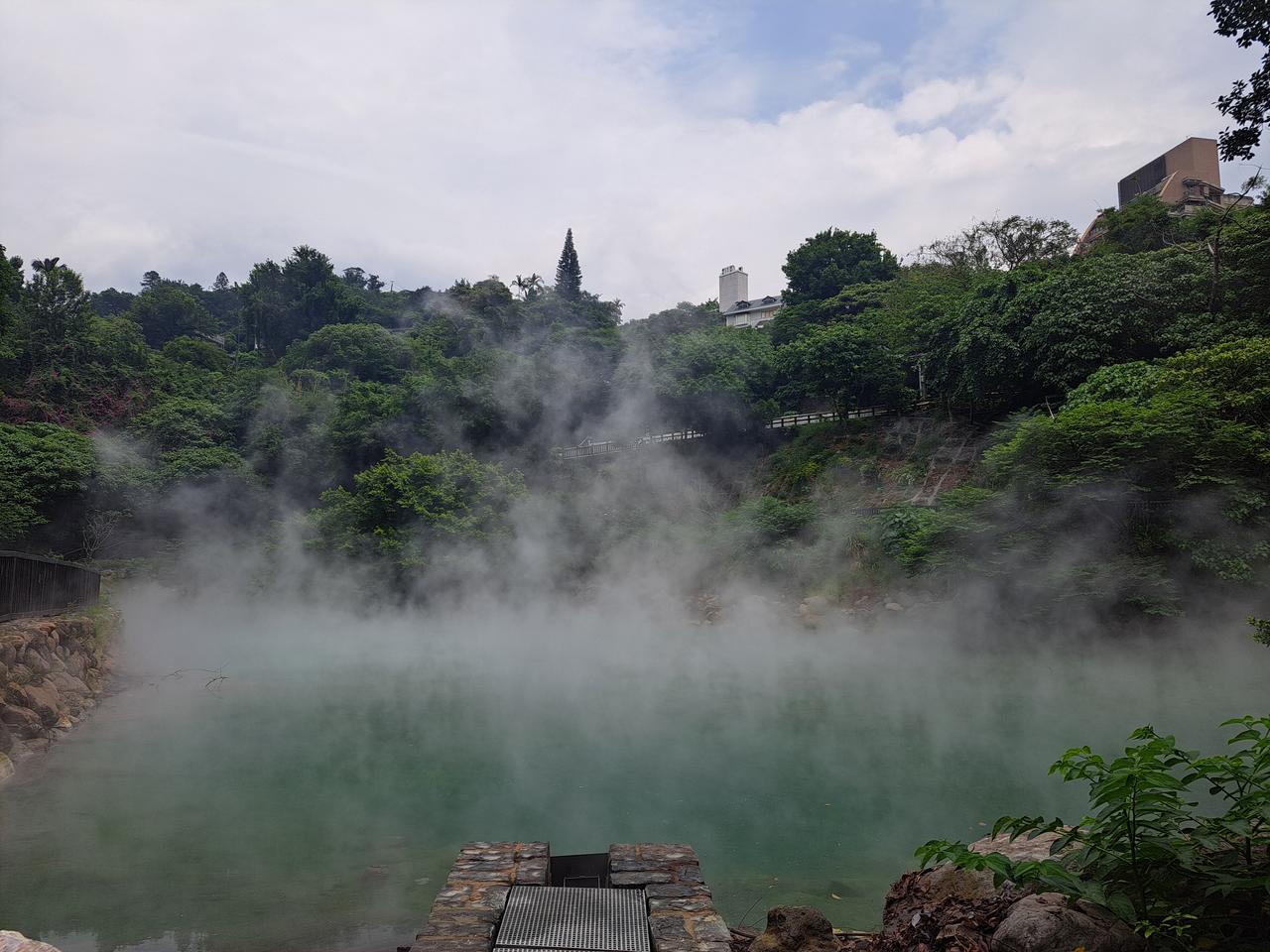 地热谷碧绿色温泉水与升腾的白烟