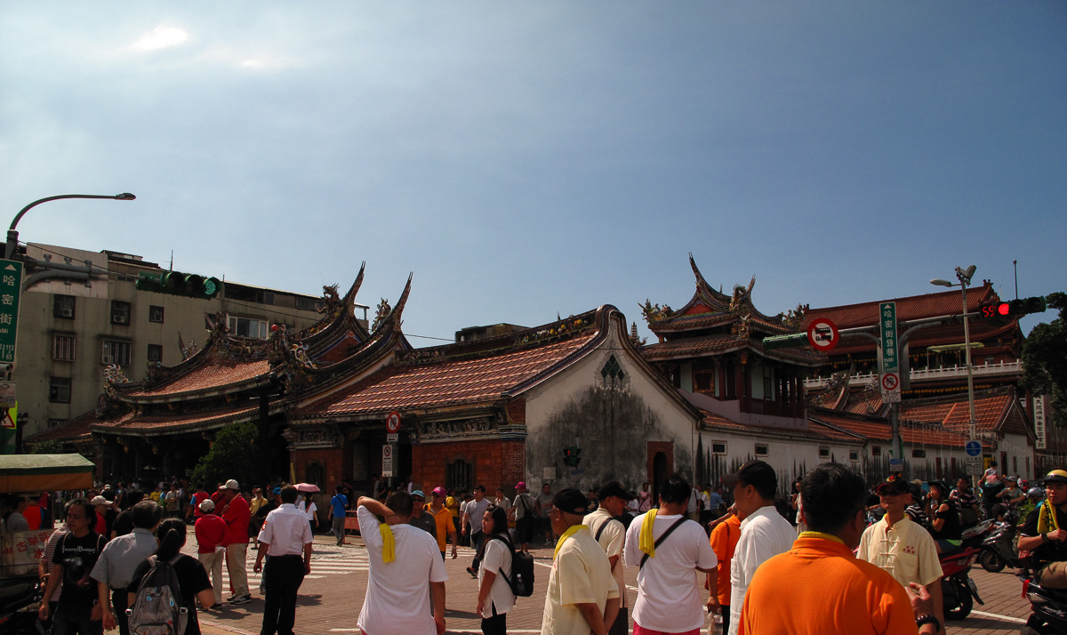 保安宫外观全景，大龙峒街景与庙宇建筑