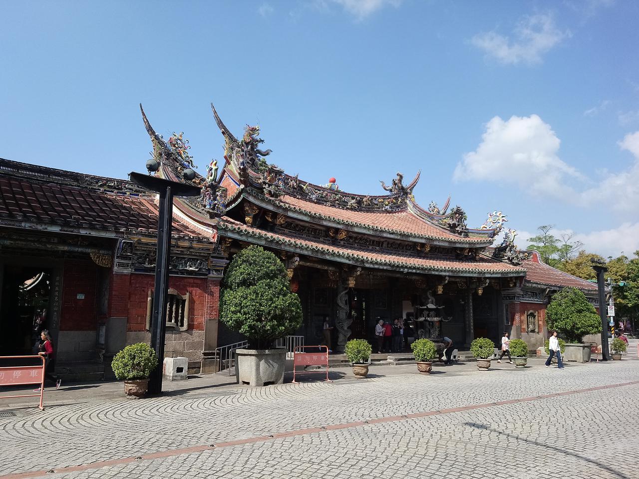 保安宫三川殿正面全景，龙柱与交趾陶屋脊