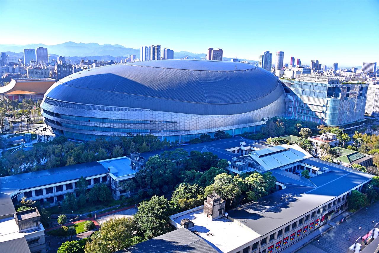 大巨蛋外观，钛金属板覆盖的椭圆量体