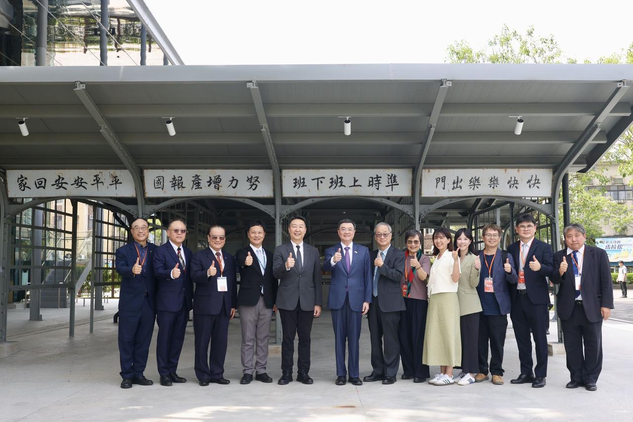 蓝皮柴油客车在厂区轨道上行驶