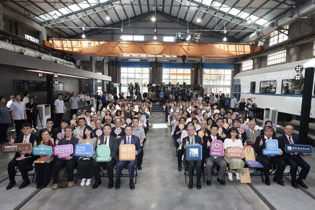 南北通道鸟瞰，两侧排列不同年代的厂房建筑
