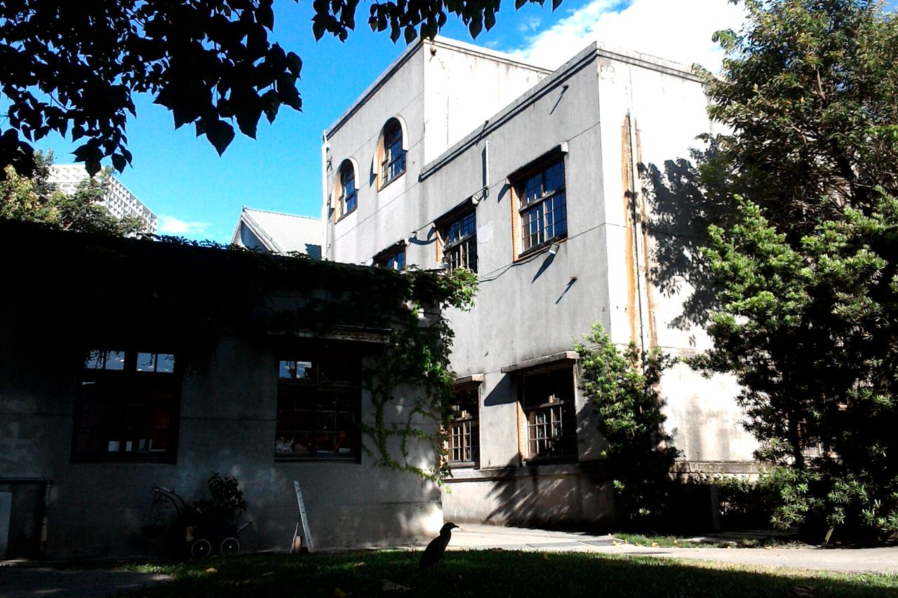 原台北酒厂蒸馏室（今乌梅剧院），楼板上的圆形孔洞为蒸馏机预留位