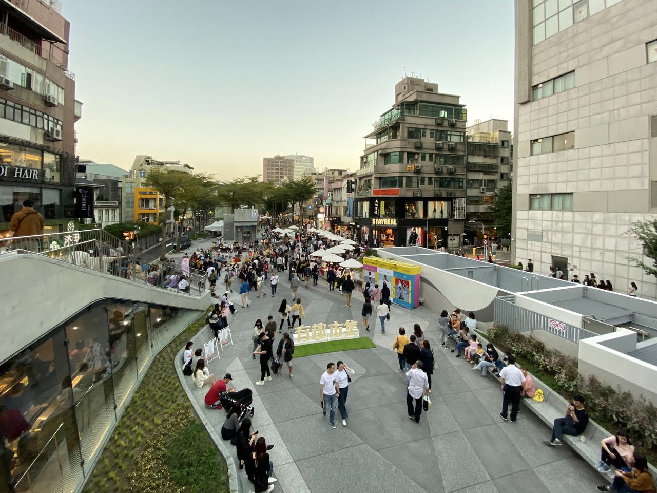 心中山线形公园的中段景观,捷运高架下方改造为连贯公共空间