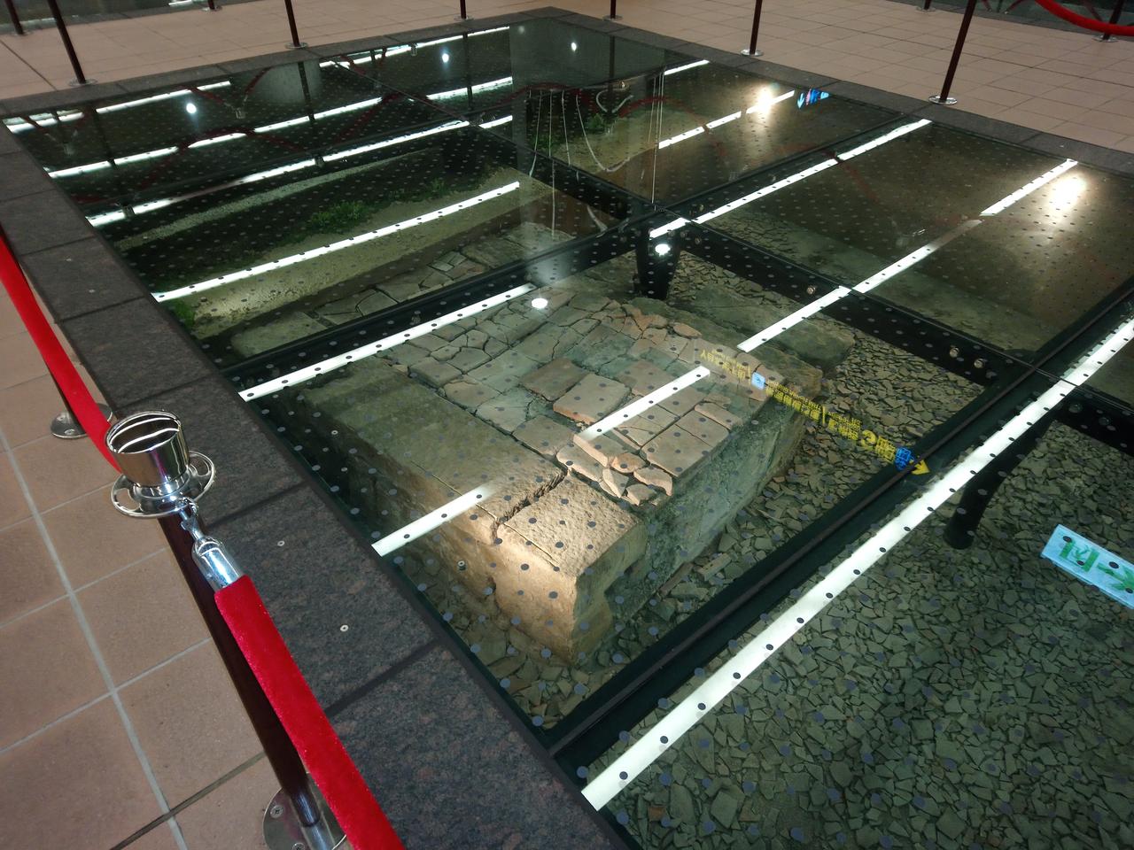 北门站玻璃地板展示坑,下方可见清代机器局石板路和墙基