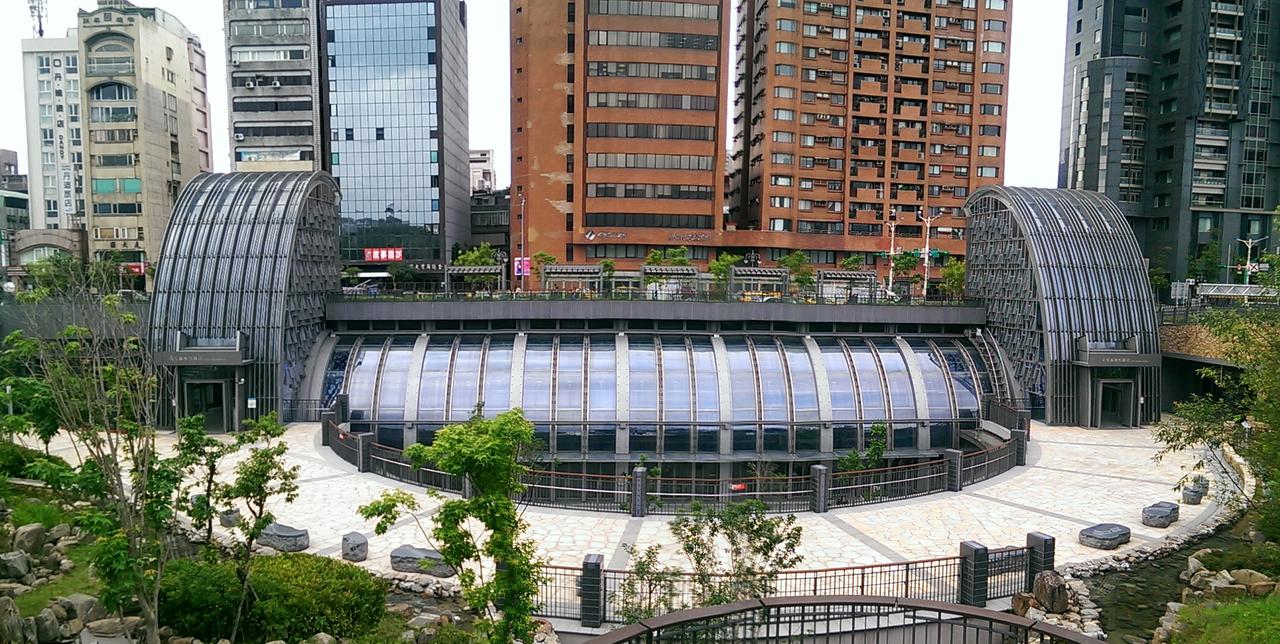 大安森林公园站中庭半圆形下沉广场与光塔