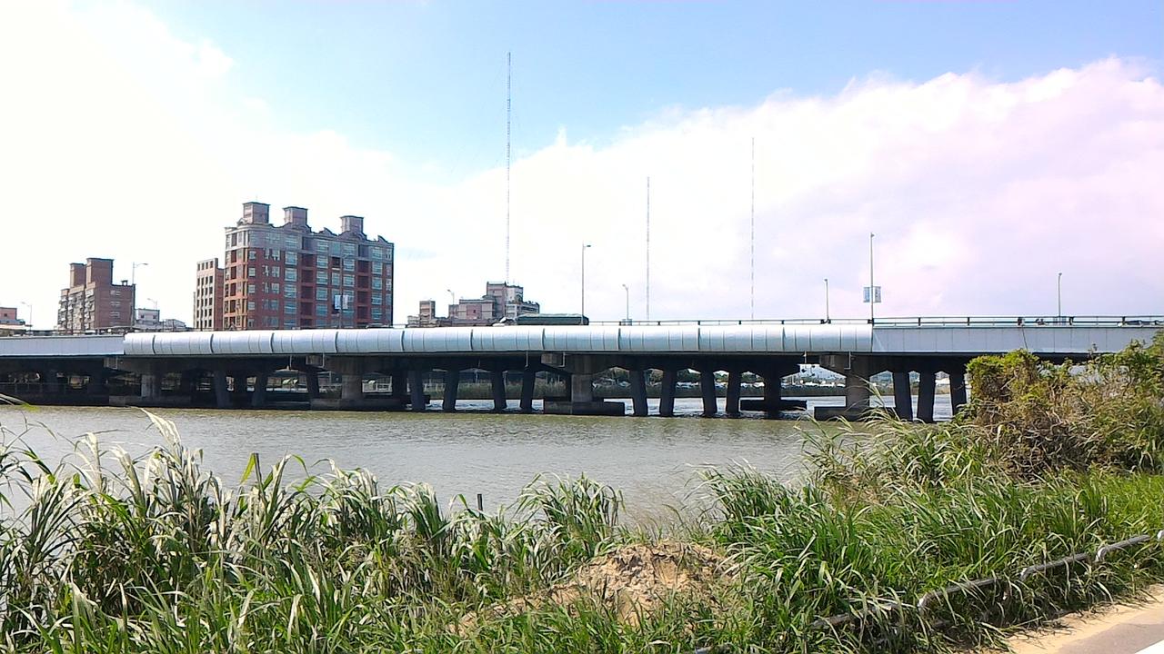 百龄桥与截弯取直后的笔直基隆河河道