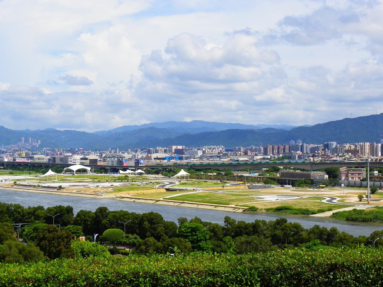 从基隆河右岸看内湖科技园区，截弯取直新生地上的科技产业集聚