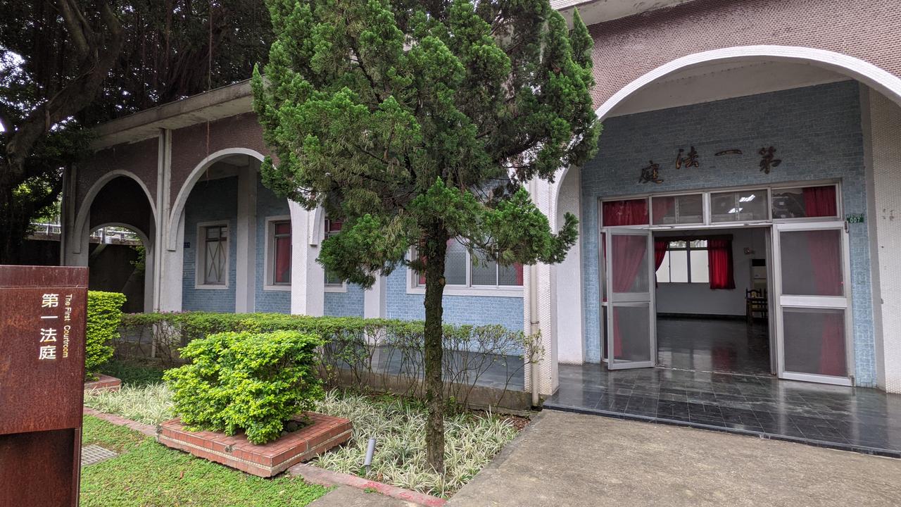 第一法庭外部建筑，白色立面配红色窗帘