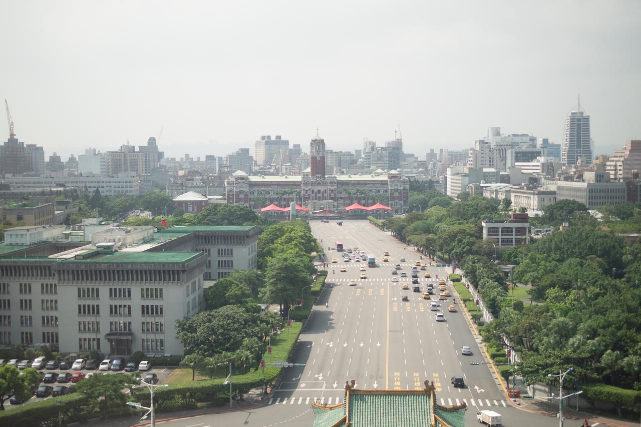 从总统府方向看凯达格兰大道，笔直的林荫大道通往景福门