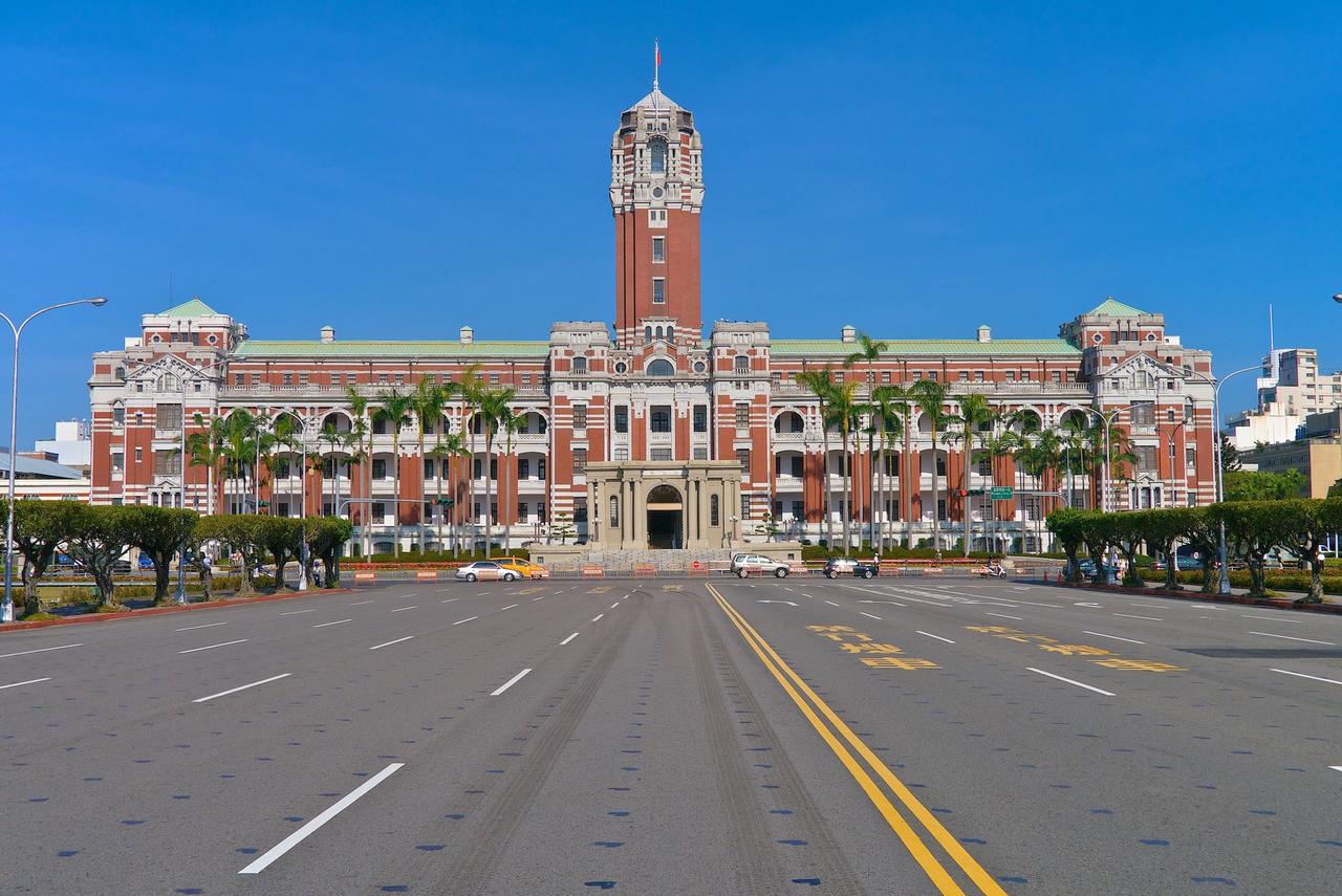 介寿路时期的总统府前街景（老照片）