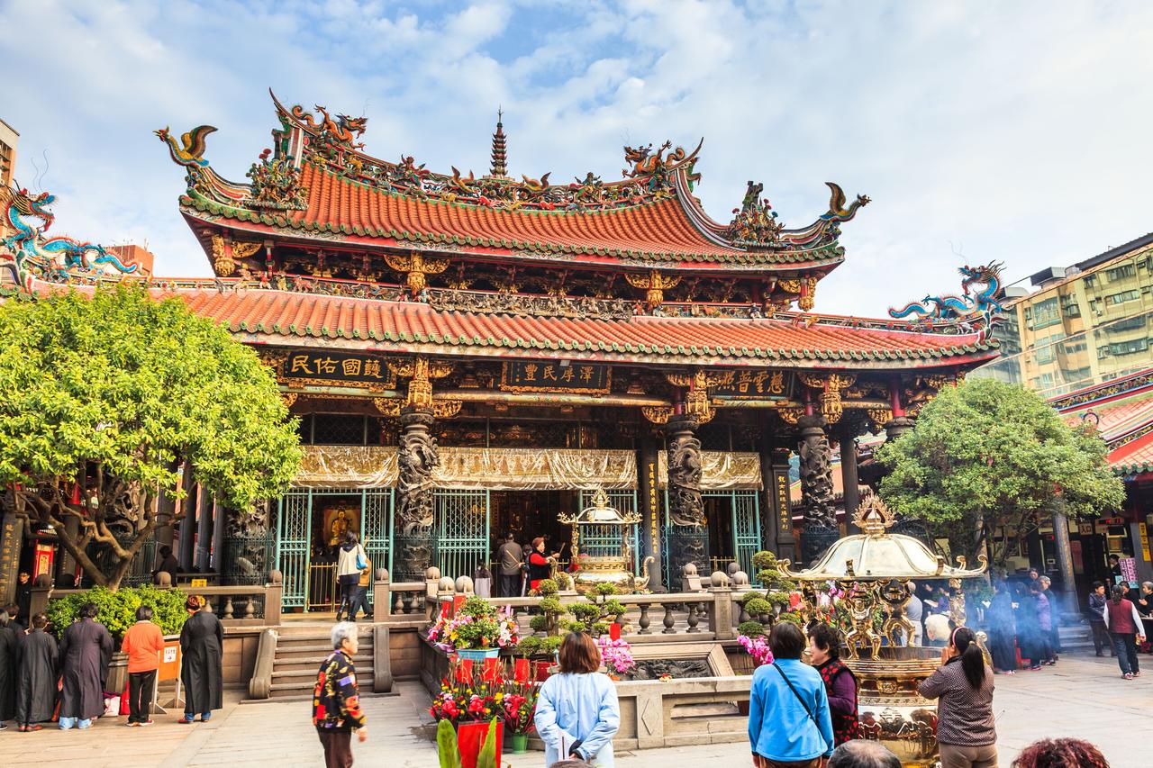 艋舺龙山寺三川殿正面全景，十一开间面宽和庙埕一览无余