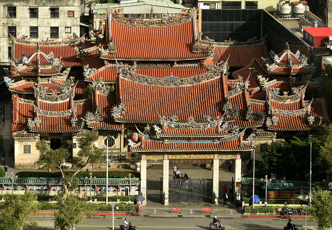 铜铸蟠龙柱特写，龙身从八角柱上浮出，前爪踏浪