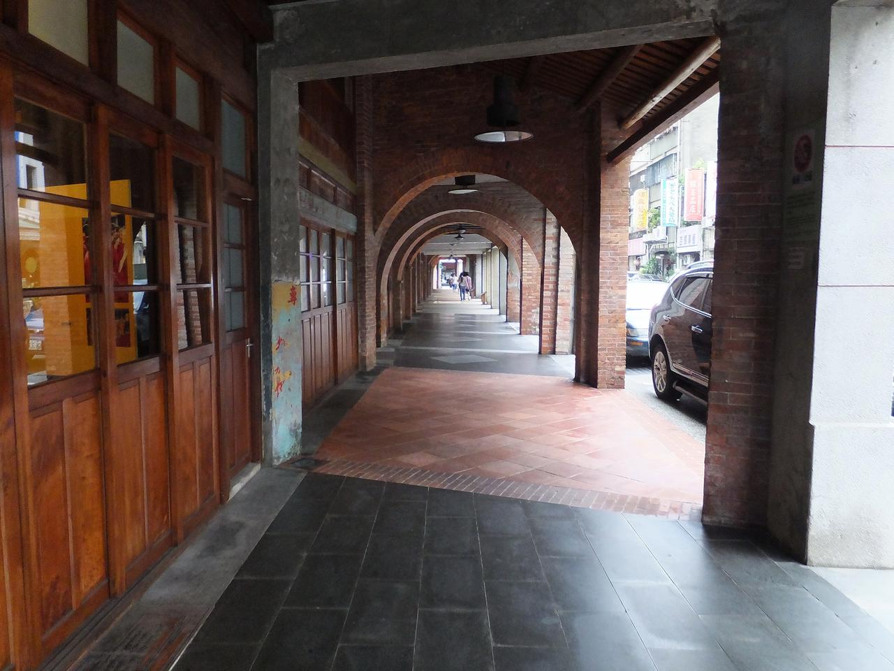 剥皮寮红砖牌楼街屋立面