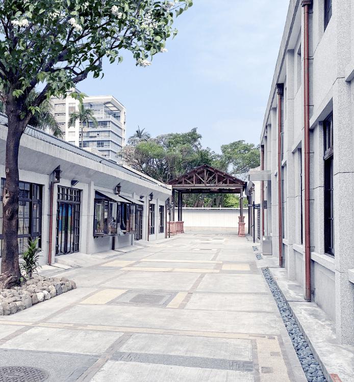 瓶盖工厂台北制造所园区内景，木造亭廊和周边建筑，铺装地面与老树成荫