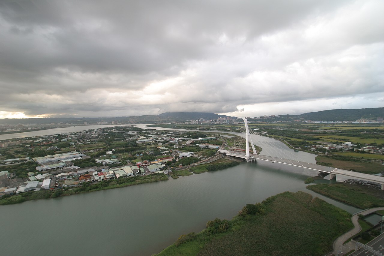 社子岛远眺，可见淡水河与基隆河交汇处的三角形沙洲