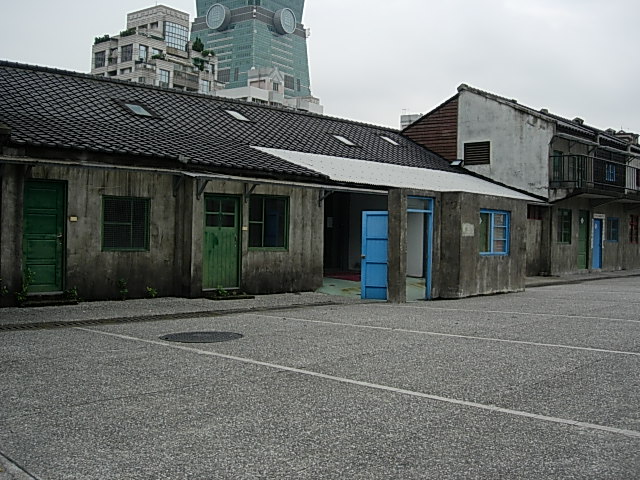 四四南村保留建筑之间的狭窄巷道，可见鱼骨状排列格局