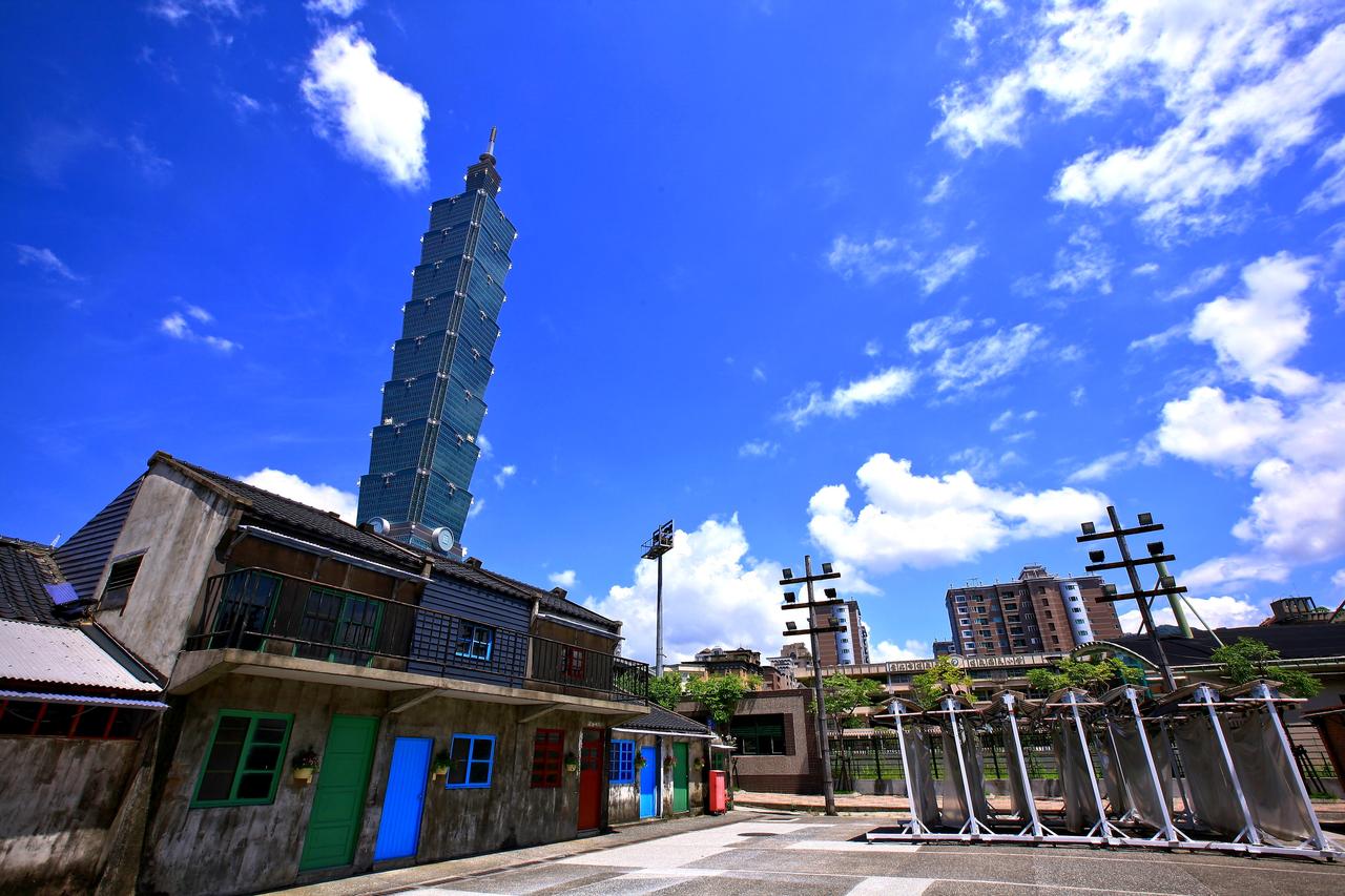 松勤路口，四排保留的四四南村平房与台北101同框