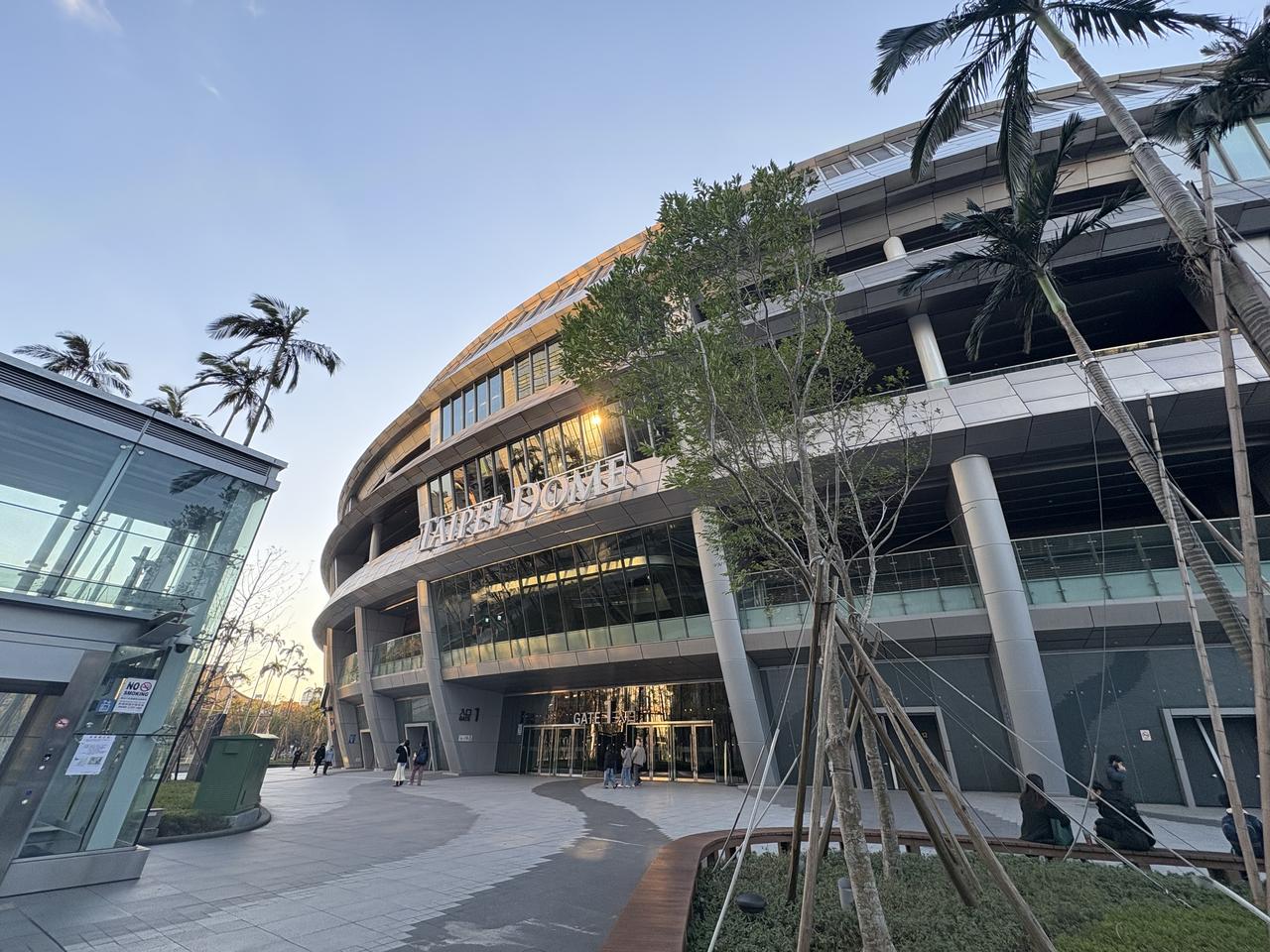 大巨蛋外观，西侧商场楼体遮去巨蛋轮廓的一半