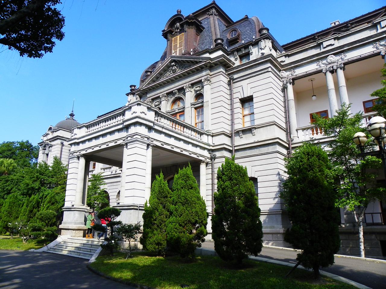 从庭园看台北宾馆主建筑，马萨式屋顶和老虎窗清晰可见