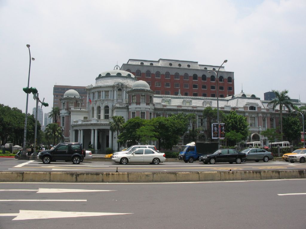 监察院入口的弧形门廊和八根托次坎柱