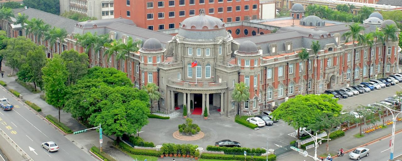 监察院正立面全景，中央凸出的扁圆铜制穹顶和两侧的八角卫塔清晰可见