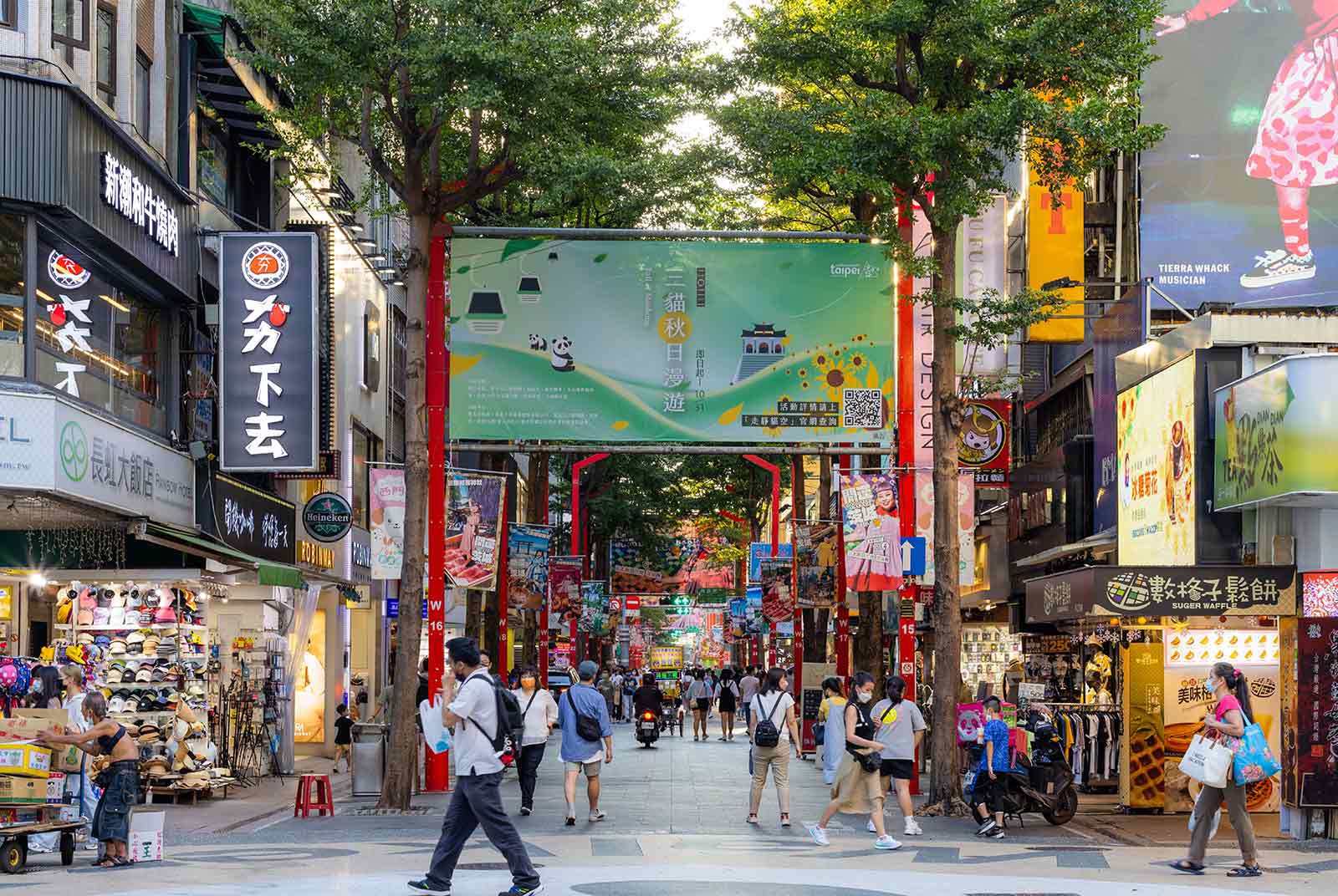西门町徒步区繁华街景,行人自由行走