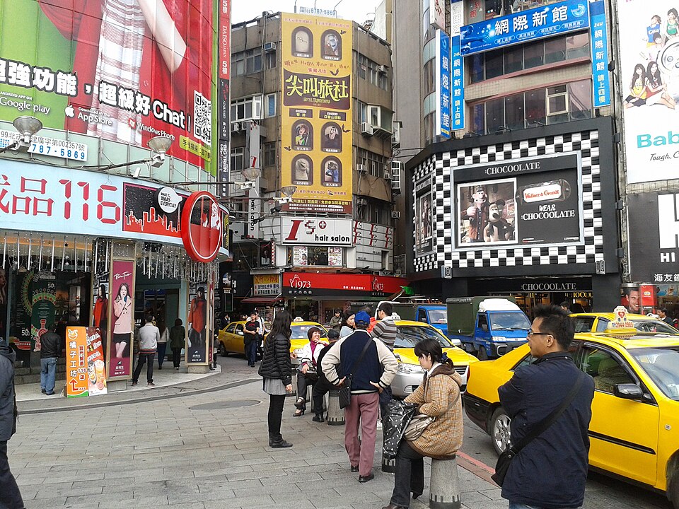 西门町徒步区街景，密集的商店招牌和步行人流