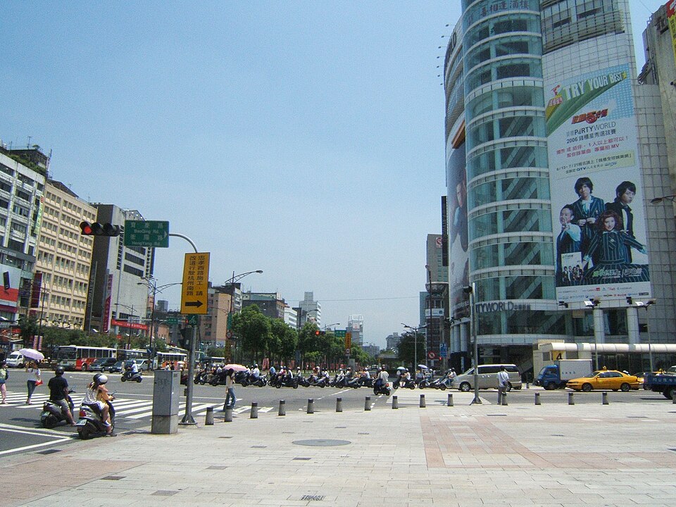 西门町徒步区入口，成都路与汉中街交叉口，行人专用标志和路面铺装分界