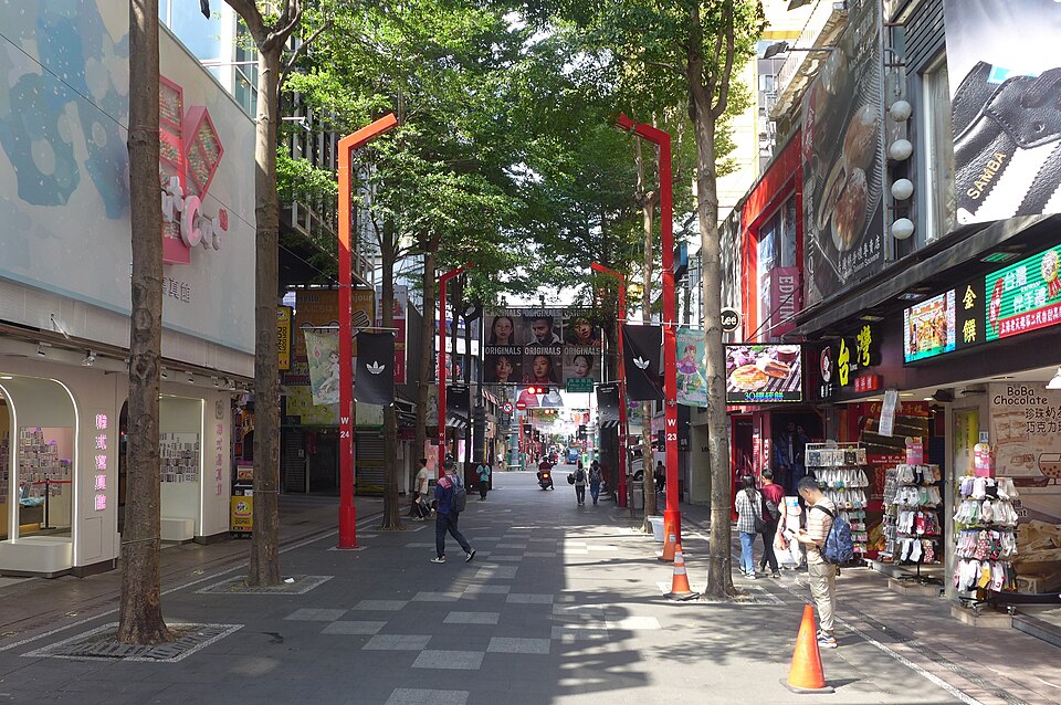 西门町武昌街徒步段，两侧商店招牌密集，行人自由行走