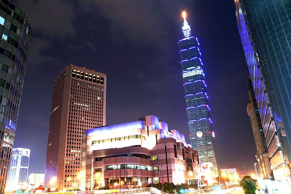 台北101近景，竹节造型与玻璃帷幕