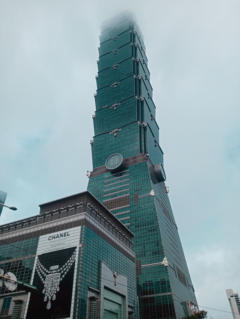 台北101塔身近景，竹节模块和玻璃帷幕