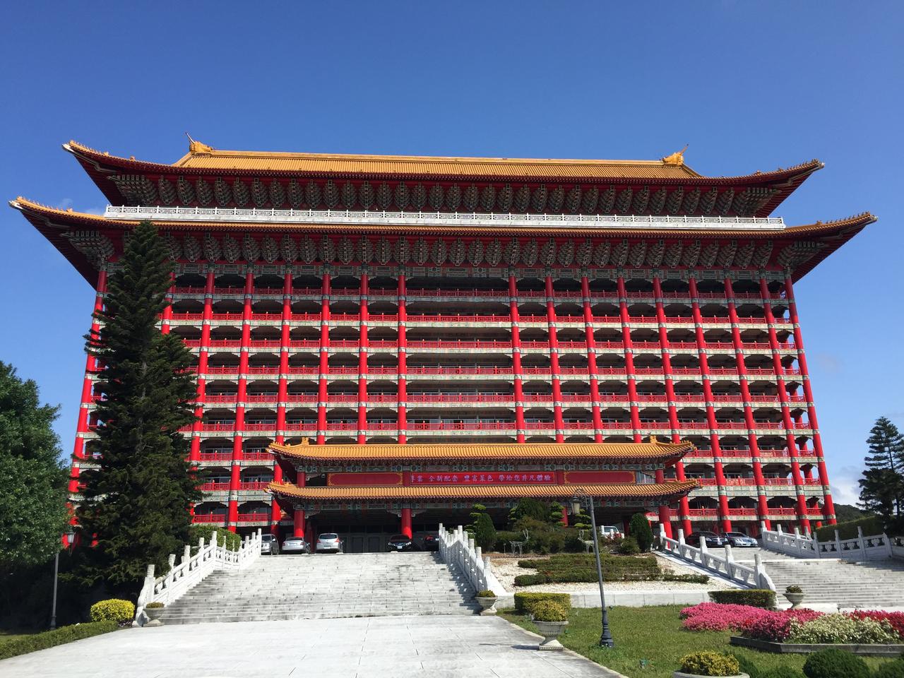 圆山大饭店入口牌坊与建筑远景