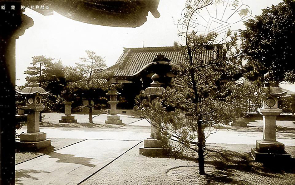 台湾神社历史照片：参拜道与鸟居、社殿
