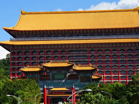 圆山大饭店外观，金色琉璃瓦和红色圆柱的宫殿式建筑
