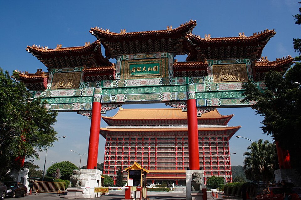 圆山大饭店入口牌坊，可见其中国宫殿式外观