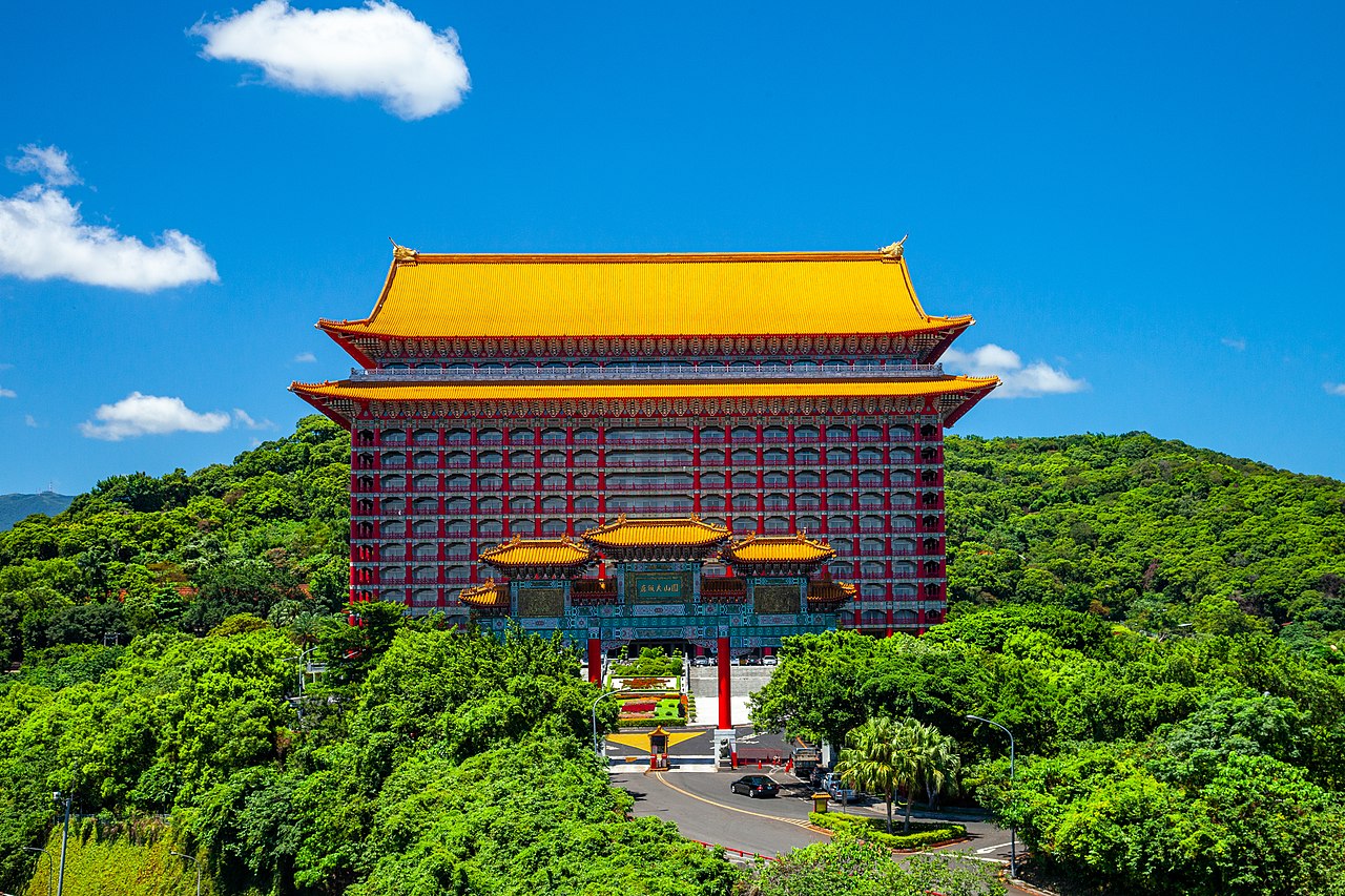 圆山大饭店全景，中国宫殿式建筑矗立在圆山半山腰