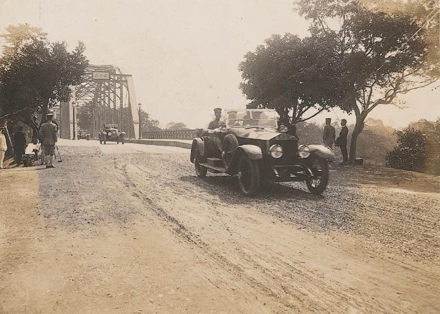 1923年日本皇太子裕仁乘车经过明治桥前往台湾神社