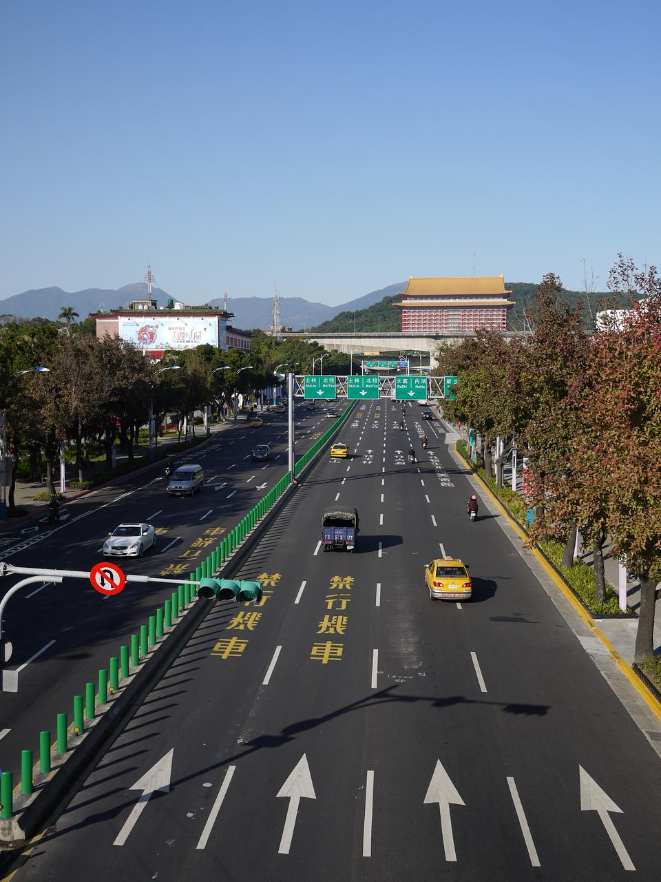 中山北路往北看，宽阔的六车道和行道树，远处可见圆山大饭店