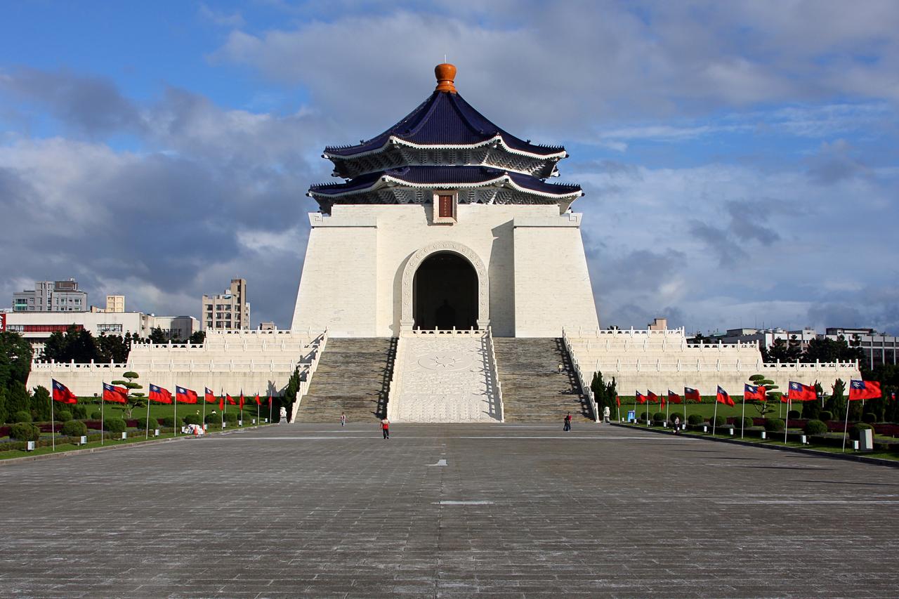 中正纪念堂正面全景，蓝瓦白墙八角形建筑与89级台阶