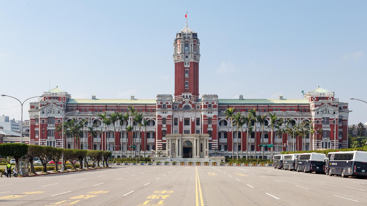 总统府正面全景，红砖白带中央塔楼
