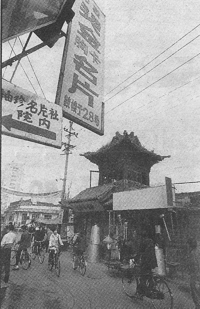 唱经楼外观：两层木结构，十字歇山顶，孔雀蓝琉璃瓦