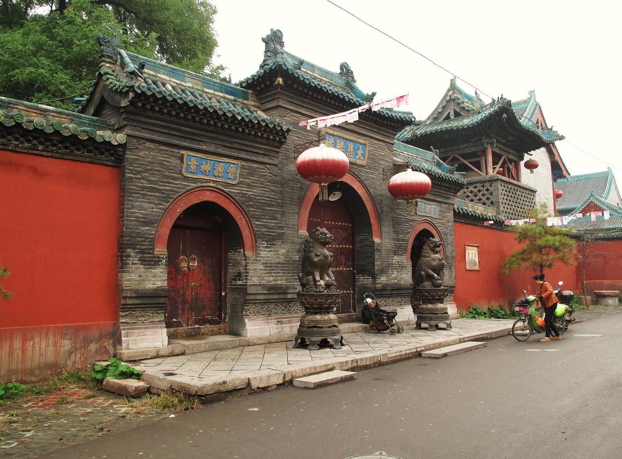 崇善寺山门与明铸铁狮