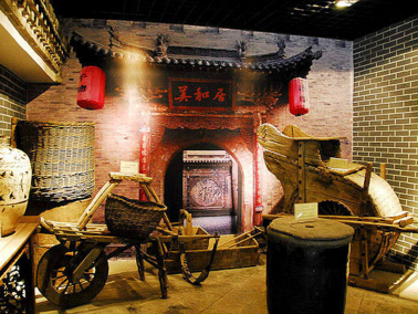 东湖醋园产品展示区的各类醋产品陈列