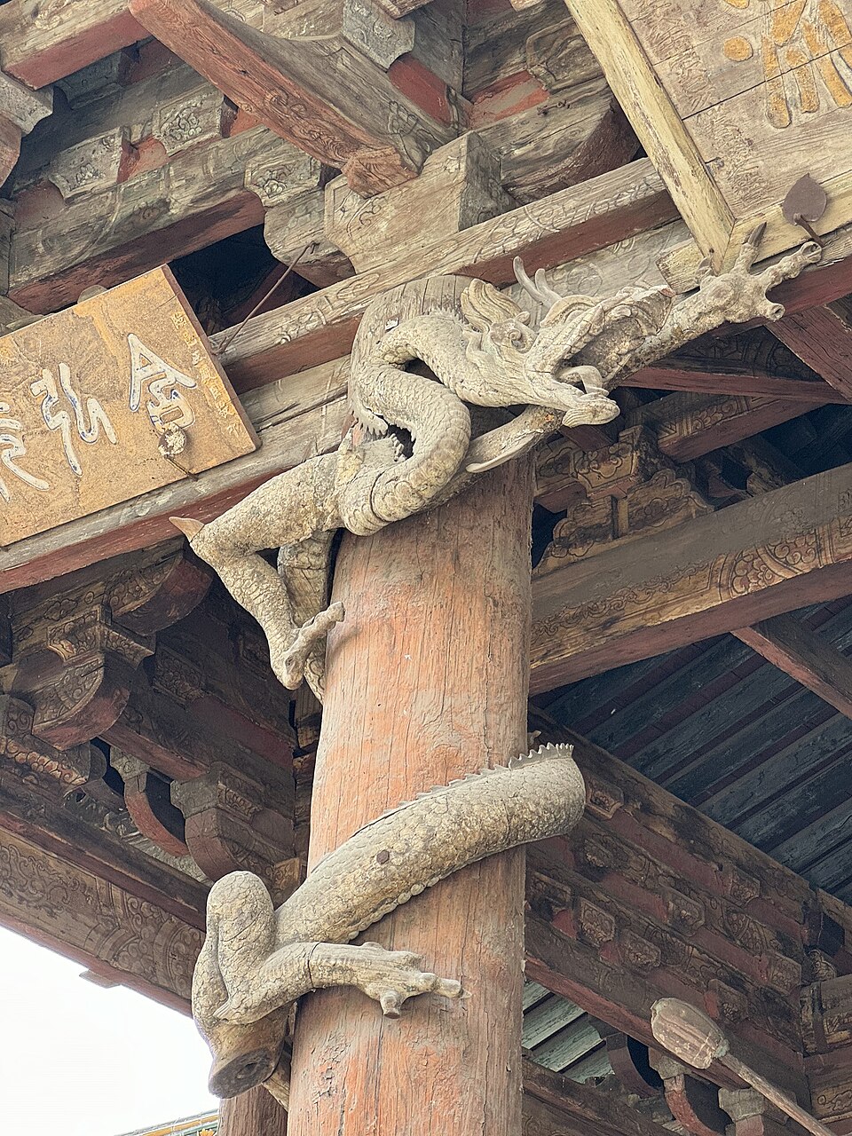 圣母殿前檐木雕盘龙柱