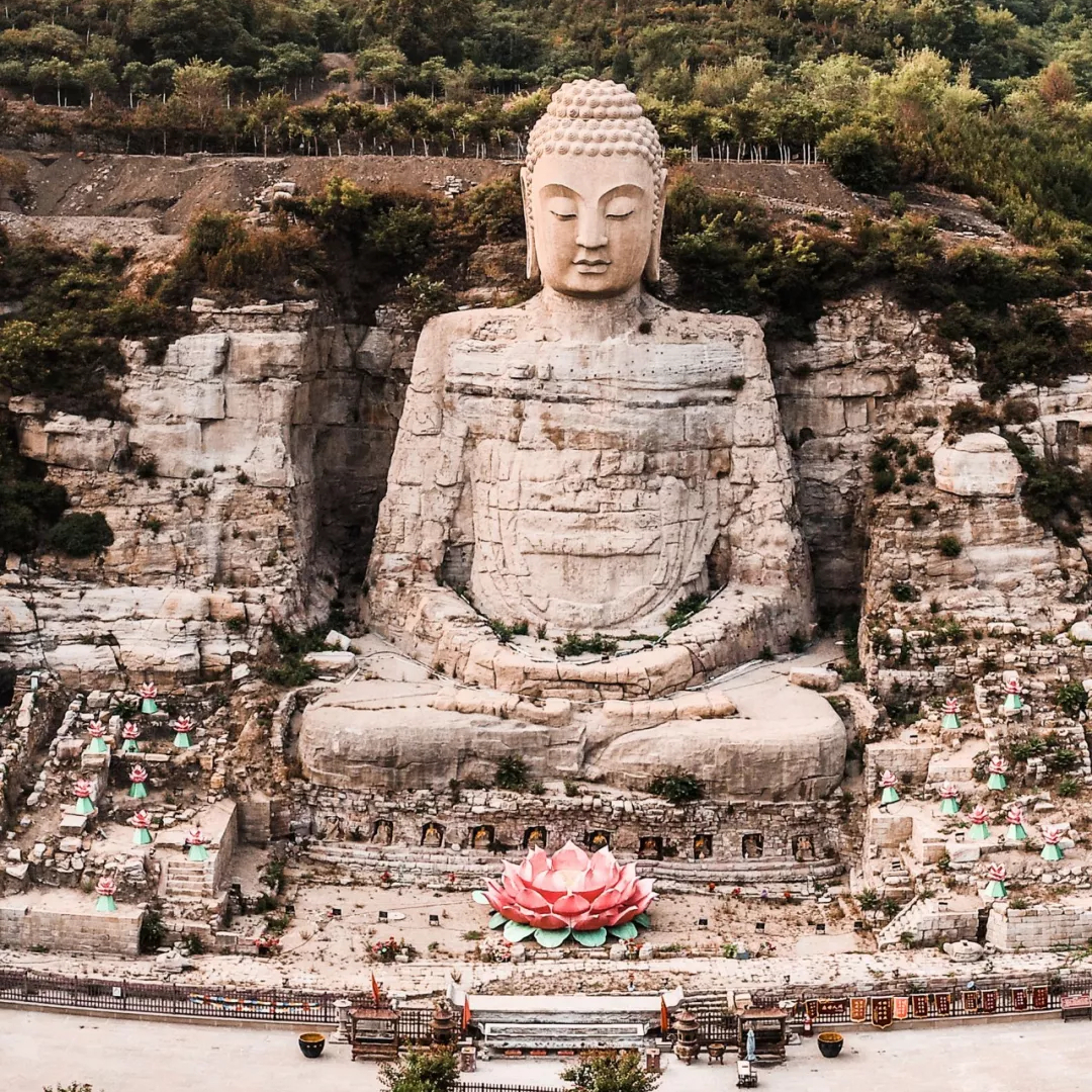 蒙山大佛佛身及佛首近景