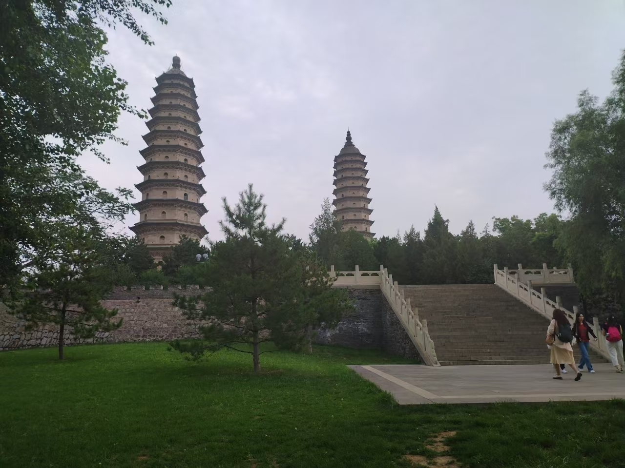 太原永祚寺双塔另一角度