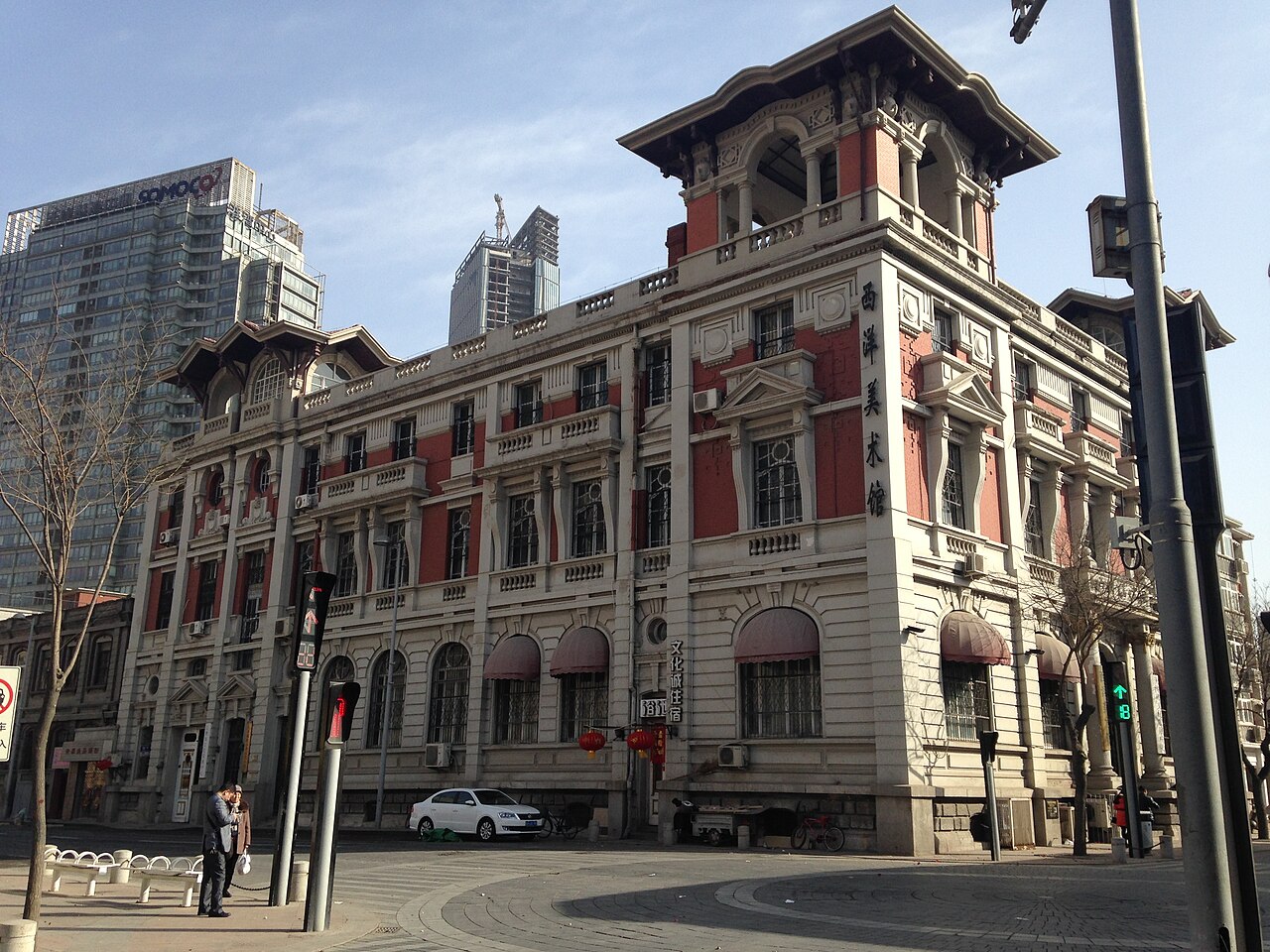 原东方汇理银行建筑转角,可见屋顶亭子和红砖装饰纹