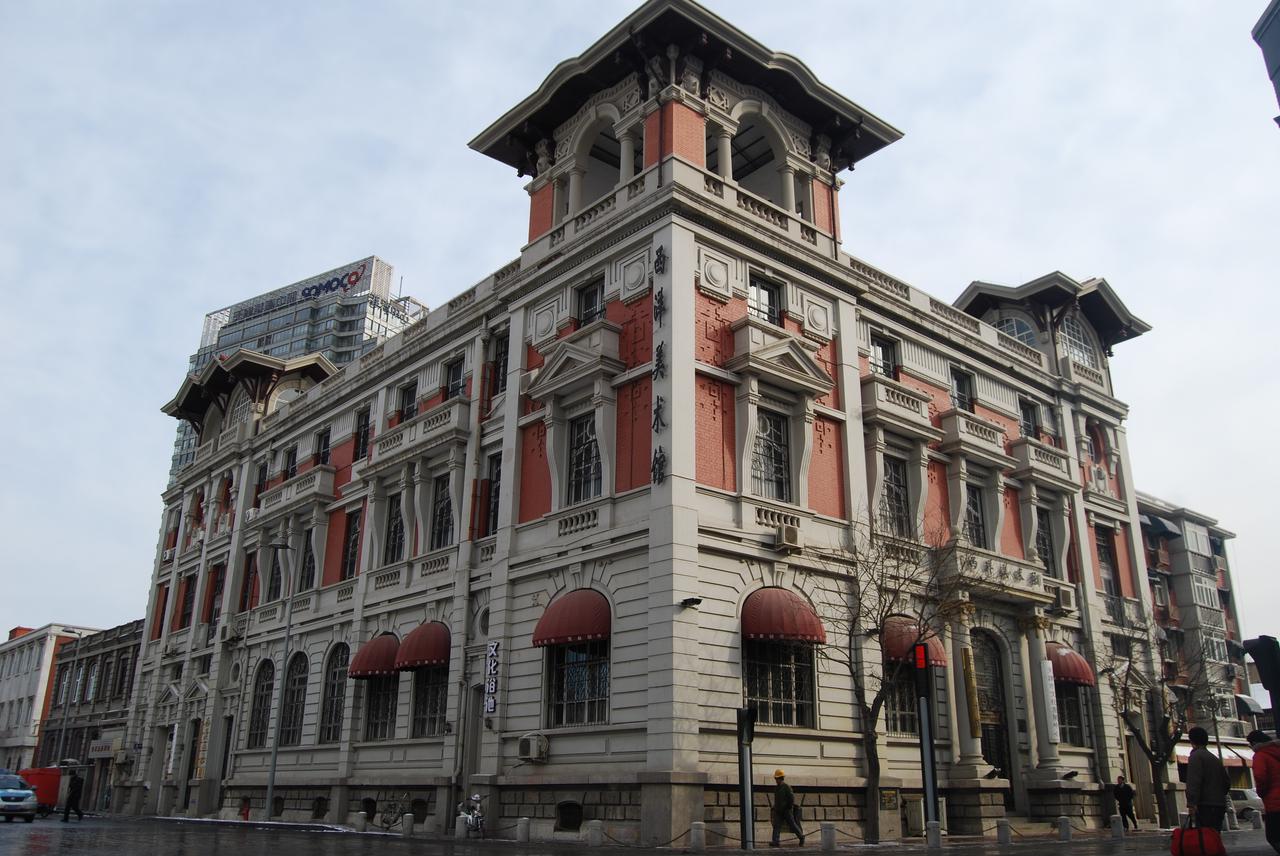 原东方汇理银行正立面,红砖清水墙配屋顶转角亭